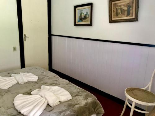 a bed in a room with towels on it at Fachoalto Budget in Petrópolis