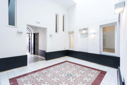 an empty room with a rug on the floor at Apartamentos Lanza in Seville