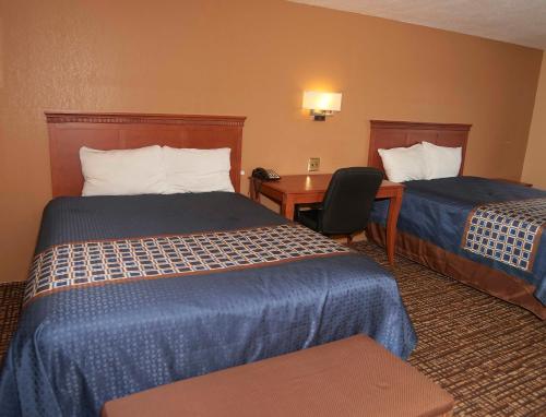 Postel nebo postele na pokoji v ubytování New World Inn