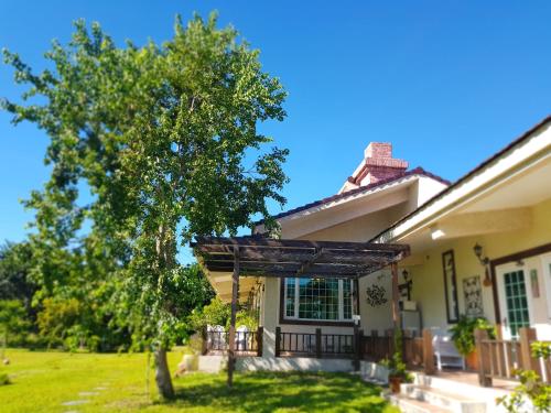 a house with a tree in the yard at 台東鹿野森活 訂房來電付訂確認 in Ruiyuan