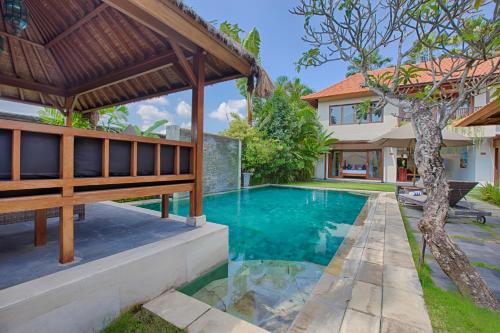 una imagen de una villa con piscina en Amore Villas, en Canggu