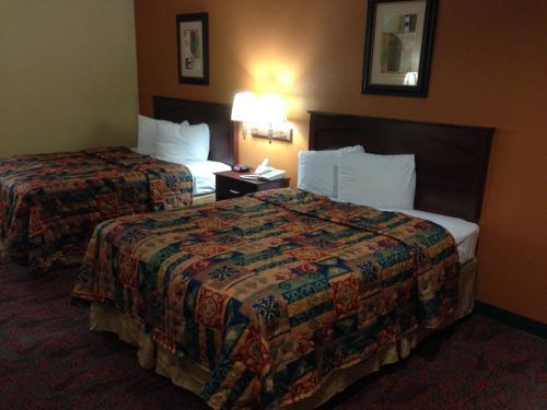 una habitación de hotel con 2 camas y un teléfono en una mesa en Executive Inn en Dayton