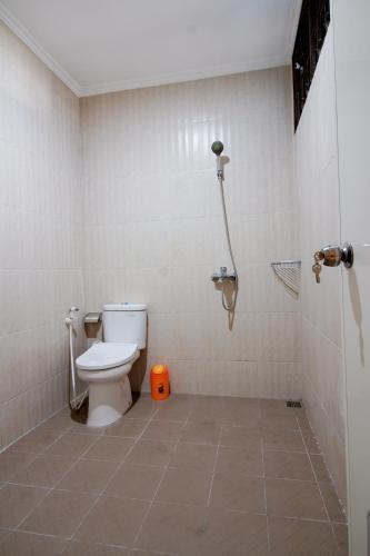 Ένα μπάνιο στο RedDoorz near Sanan Malang