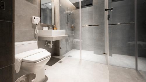 Bilik mandi di Wountain Hotel