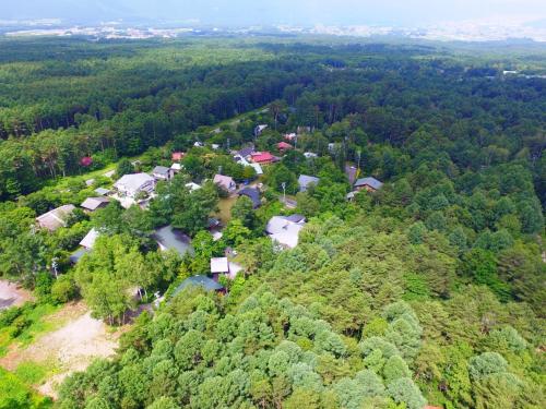 uma vista aérea de uma aldeia na floresta em Pension Peppermint House em Hara