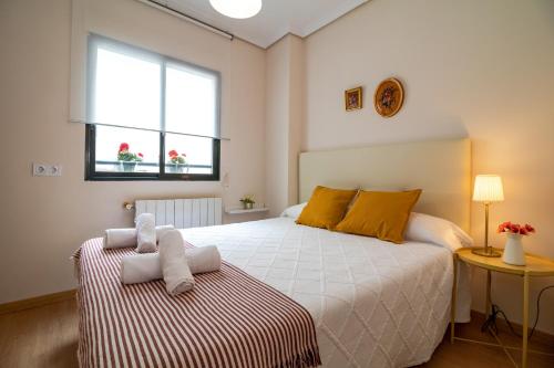 Un dormitorio con una gran cama blanca y una ventana en La Seda Stay, en Valencia