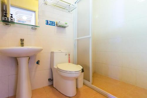 台東市的住宿－簡單小日子民宿，一间带卫生间和水槽的浴室
