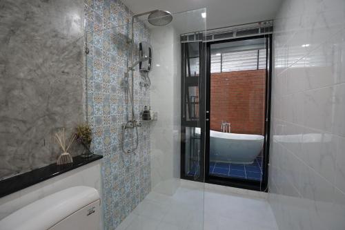y baño con bañera, lavamanos y ducha. en Luck Esan Loft, en Ubon Ratchathani
