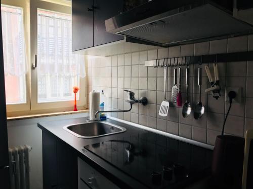 eine Küchentheke mit einem Waschbecken und einem Fenster in der Unterkunft Im Herzen von Rommelshausen in Kernen