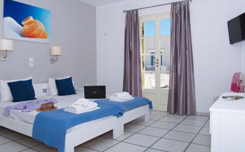 Una cama o camas en una habitación de Camara Hotel