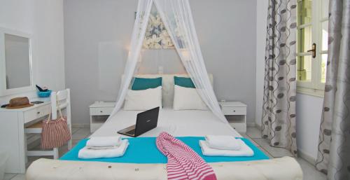 Una cama o camas en una habitación de Camara Hotel