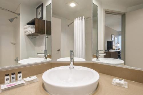 Country Inn & Suites by Radisson, La Crosse, WIにあるバスルーム