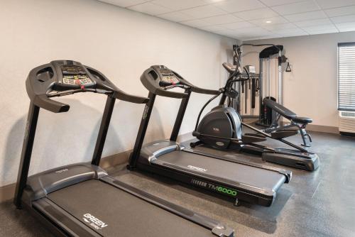 Country Inn & Suites by Radisson, La Crosse, WIにあるフィットネスセンターまたはフィットネス設備