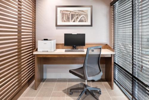 Country Inn & Suites by Radisson, La Crosse, WIにあるテレビまたはエンターテインメントセンター