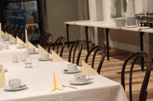 a row of tables and chairs with cups and saucers at Radduscher Hafen in Vetschau