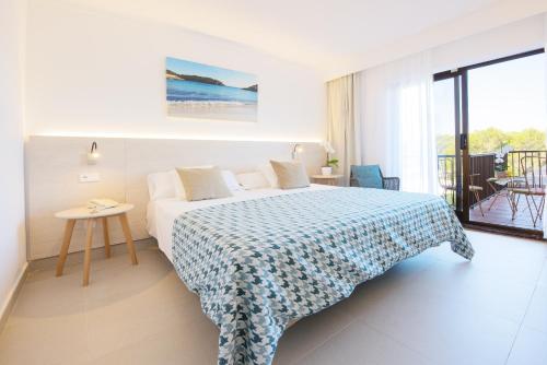 Katil atau katil-katil dalam bilik di Hotel Playa Mondrago