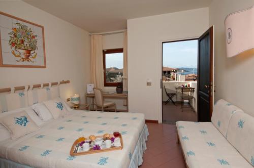 A bed or beds in a room at Hotel Palau