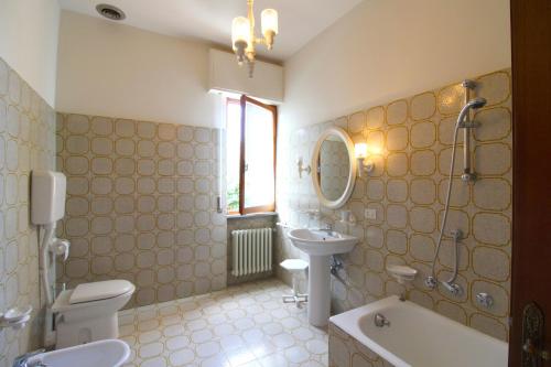 アレッツォにあるVilla Quattro Moriのバスルーム(洗面台、トイレ、バスタブ付)