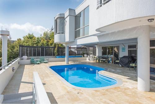 Πισίνα στο ή κοντά στο Carnmore Hotel Takapuna