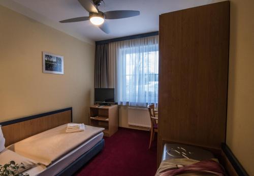 a hotel room with a bed and a window at Radduscher Hafen in Vetschau
