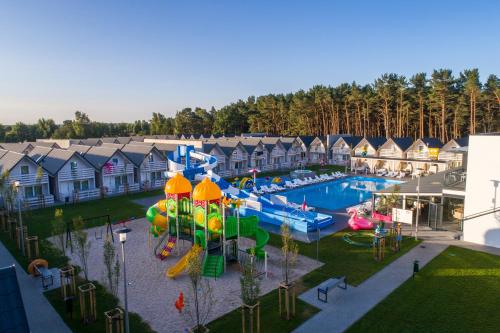 - une vue aérienne sur une aire de jeux dans un complexe dans l'établissement Holiday Park & Resort Rowy, à Rowy