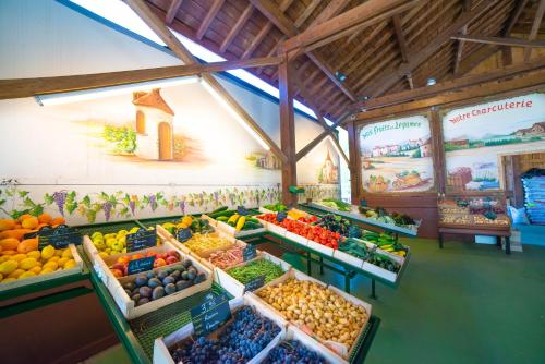 a market with fruits and vegetables on display at L'imprévu in Vaulnaveys-le-Bas