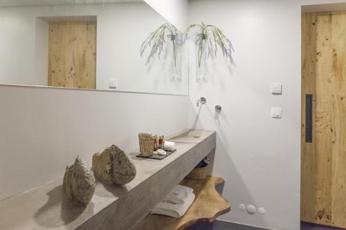 een badkamer met een wastafel en een spiegel bij Graviana - Pedra Azul Charming House in Lagoa