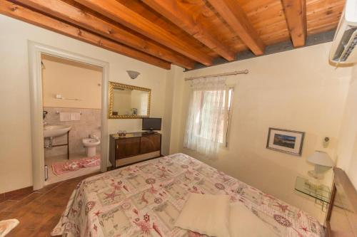een slaapkamer met een bed en een badkamer bij Ca' Noemi in Venetië-Lido