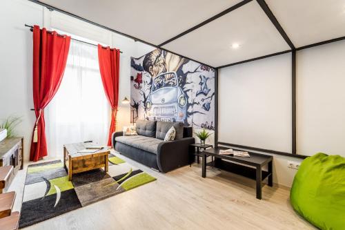 ブダペストにあるBpR Stupendous Design Homeのリビングルーム(ソファ、赤いカーテン付)