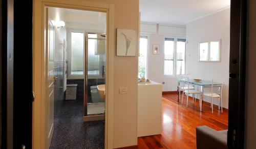 um quarto com uma cozinha e uma sala de jantar em Bologna Central Apartment em Bolonha