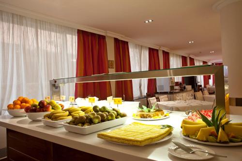 a buffet of fruits and vegetables on a table at Ipanema Park in El Arenal