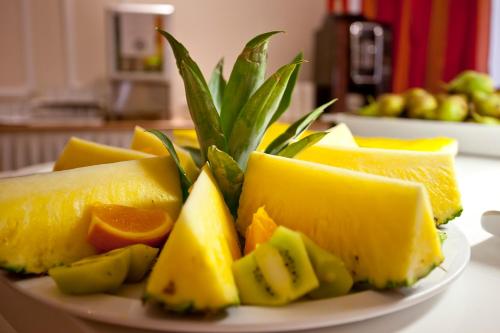 a plate of cheese and fruit on a table at Ipanema Park in El Arenal