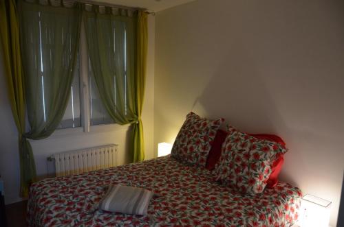 Schlafzimmer mit einem Bett mit einem Kissen und einem Fenster in der Unterkunft 23 Avenue Pasteur in Saint-Julien-du-Sault