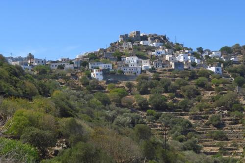 ein Dorf auf einem Hügel mit weißen Häusern in der Unterkunft Pyrgos Stone House in Emporeiós