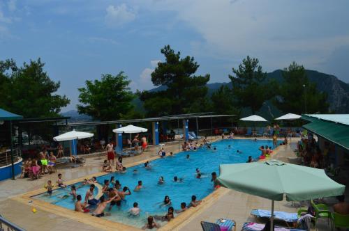 un grupo de personas en una piscina en Apolis hotel, en Mouzákion