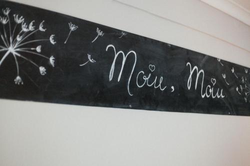 a chalkboard with the word momma written on it at Hotel am Rothenbaum in Hamburg