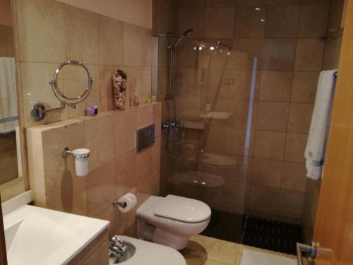 łazienka z prysznicem, toaletą i umywalką w obiekcie Mar de fuerteventura w Corralejo