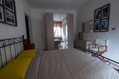a bedroom with a large bed with yellow sheets at B&B la Bitta in Cagliari