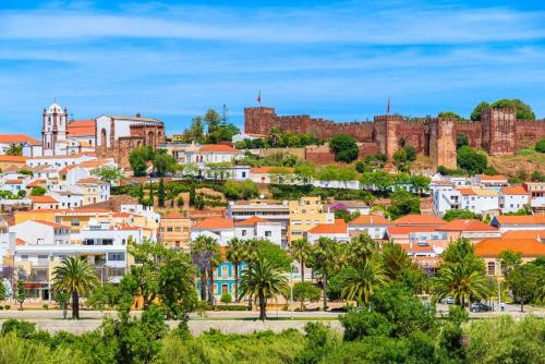 a cityscape of a city with castles and palm trees at Casa dos Ninos in São Bartolomeu de Messines