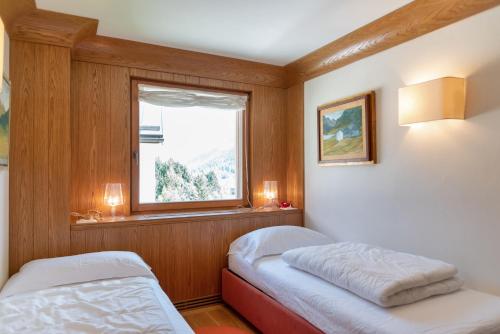 Postel nebo postele na pokoji v ubytování Chesa Viroula - Zuoz