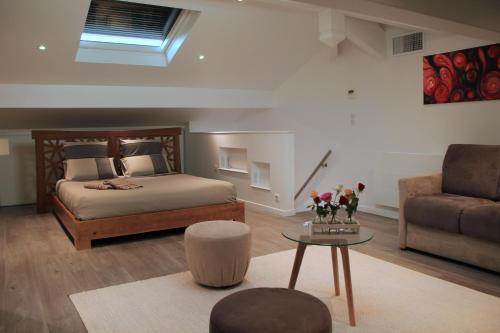 タルノスにある"Belharra" Bayonne/Tarnosのベッドルーム1室(ベッド1台、ソファ、テーブル付)