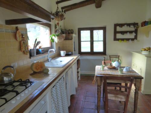 Kuchyň nebo kuchyňský kout v ubytování Podere Pian di Cava