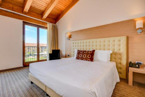 Postel nebo postele na pokoji v ubytování TH Lazise - Hotel Parchi Del Garda