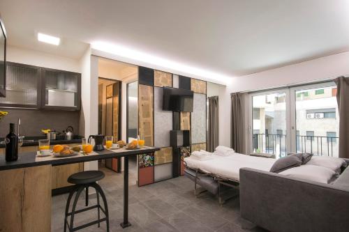 kuchnia i salon z łóżkiem i kanapą w obiekcie Pitti Apartment we Florencji