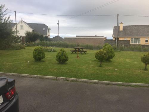 a yard with a picnic table in the grass at Slaney House Bed and Breakfast in Lahinch