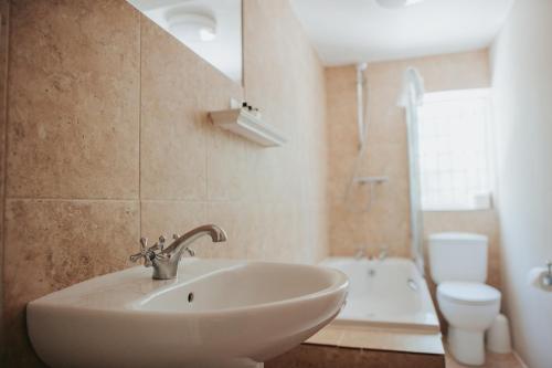 A bathroom at The Lordleaze Hotel And Restaurant 