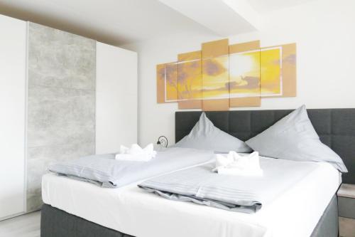 En eller flere senge i et værelse på Hotel Weserstuben