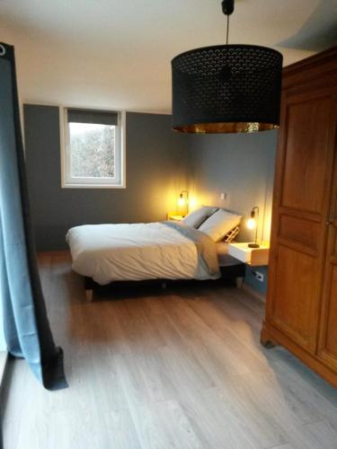 Verlinghem的住宿－Pause Messines Chez Anne-Marie，一间卧室设有一张大床和一个窗户。