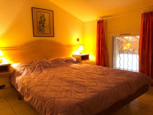 Кровать или кровати в номере Ferienhaus mit Blick auf Grimaud