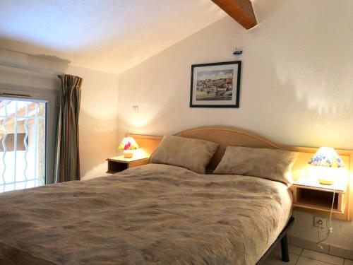 グリモーにあるFerienhaus zw. Cogolin und St. Tropezのベッドルーム1室(ベッド1台、テーブルにランプ2つ付)